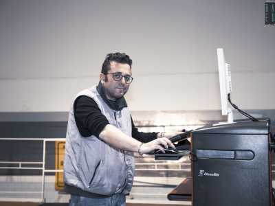 Titolare � il 45enne Francesco Sapone, figlio del fondatore Vito. �Mio padre apr� la sua prima officina nel 1964 nel quartiere Madonnella � riferisce �. Poi si trasfer� a Carrassi dove rimase per decenni, ma a un certo punto decise di spostarsi pi� in periferia, sia per motivi di spazio sia perch� i condomini si lamentavano di odori e rumori�